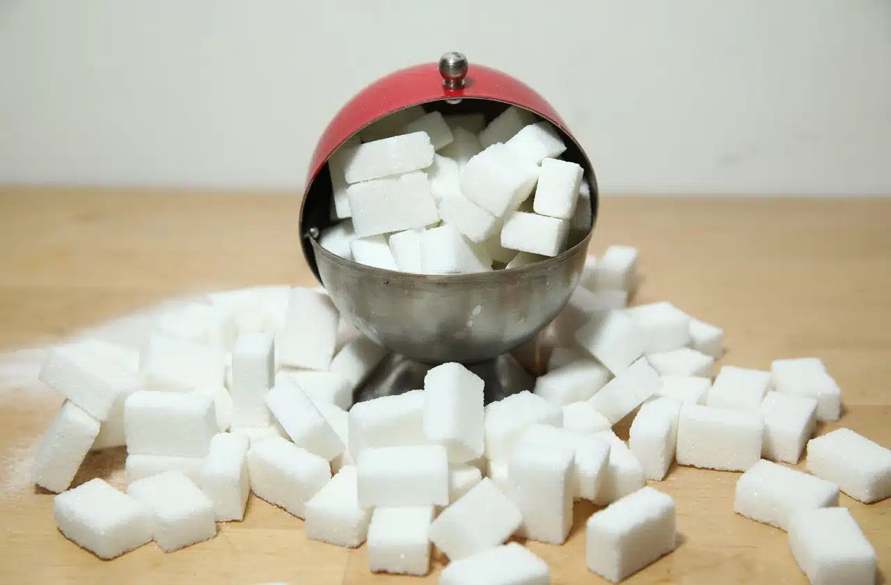Des cubes de sucre avec un peu de sel