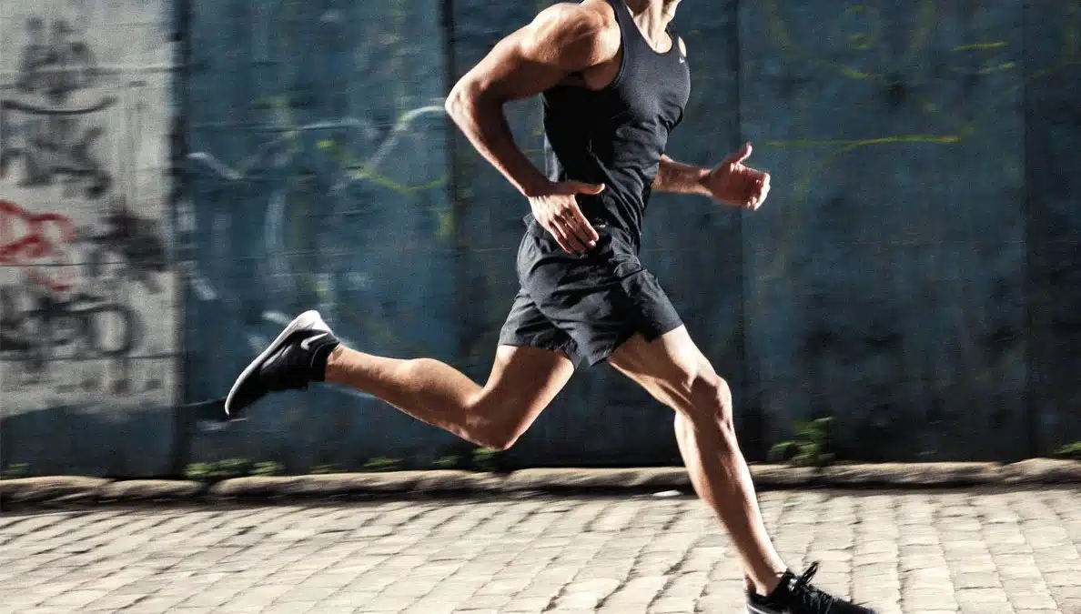 Un homme en plein jogging